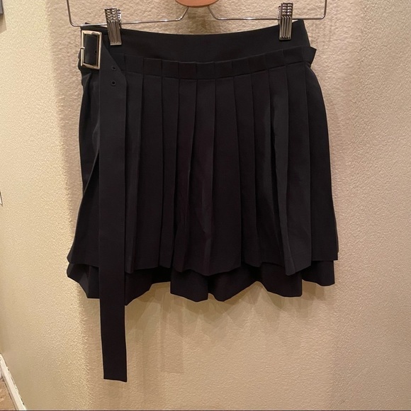 NWT~JUPE VENDUE Black Pleated Buckle Skirts Size Small - Picture 1 of 9